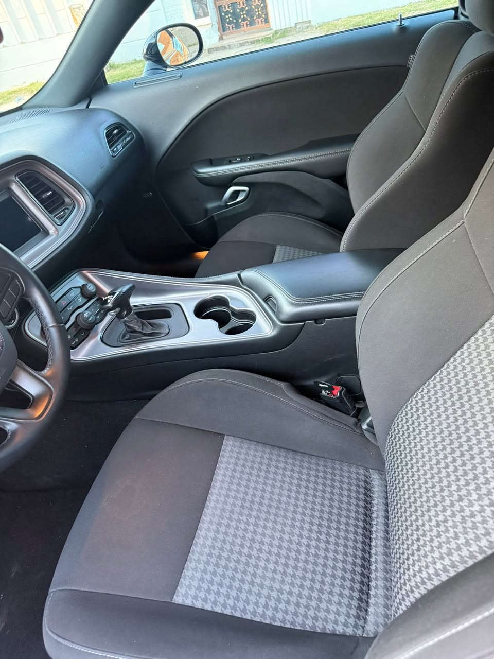 السلام عليكم 
تشالنجر 2023GT للبيع
ماشيه 60الف كيلو فقط 
وبيها باج تضليل السياره حلوه 
سياره مابيها اي نقص 
دواخل شاصي كله مكفول
رقم الشاصي موجود بلمنشور
وسونار هم بلمنشور
كير محرك مكفولات شرط الفحص 
سياره رقم دهوك بأسمي 
تحويل مباشر 
حادثها جاملق خلفي فقط بدون دواخل وشبر بارد فوق قبق البانزين غير ذني ماكووو
السعر:228وبيها مجال بسيط  
العنوان الرمادي حصيبه الشرقيه 
الهاتف:***********
