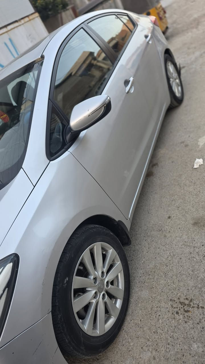 السلام عليكم .. كيا سيراتو 2016 خليجي، محرك 1600 .. فول مواصفات عدا البصمة ..ماشية 200 
بيها ضربة خفيفة بهلال الجاملغ الخلفي اكلت شبرين صبغ
ما عدا ذلك السيارة نظيفة و صاحبتها دكتورة..
 السعر المطلوب 125 ورقة
وبيها مجال بسيط للشراي 

للإستفسار: ***********
