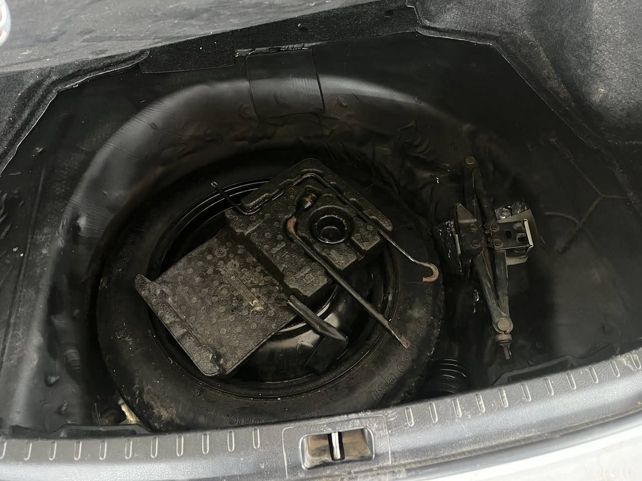 السلام عليكم #للبيع #كورلا2017
ماشيه 106 ميل كير ومحرك شرط صدر كله جديد 
تخم تايرات جدد السياره مال جناي عليها تغليف كامل عازل صوت وحراره رقمها سليمانيه جديد شرط التحويل مواصفات LE معروفة 
ضرر جاملغ وبنيد ضررها مو قوي صور موجوده 
#سعر138 وبيها مجال للشراي
مكاني صلاح الدين #تكريت 
رقم ***********
