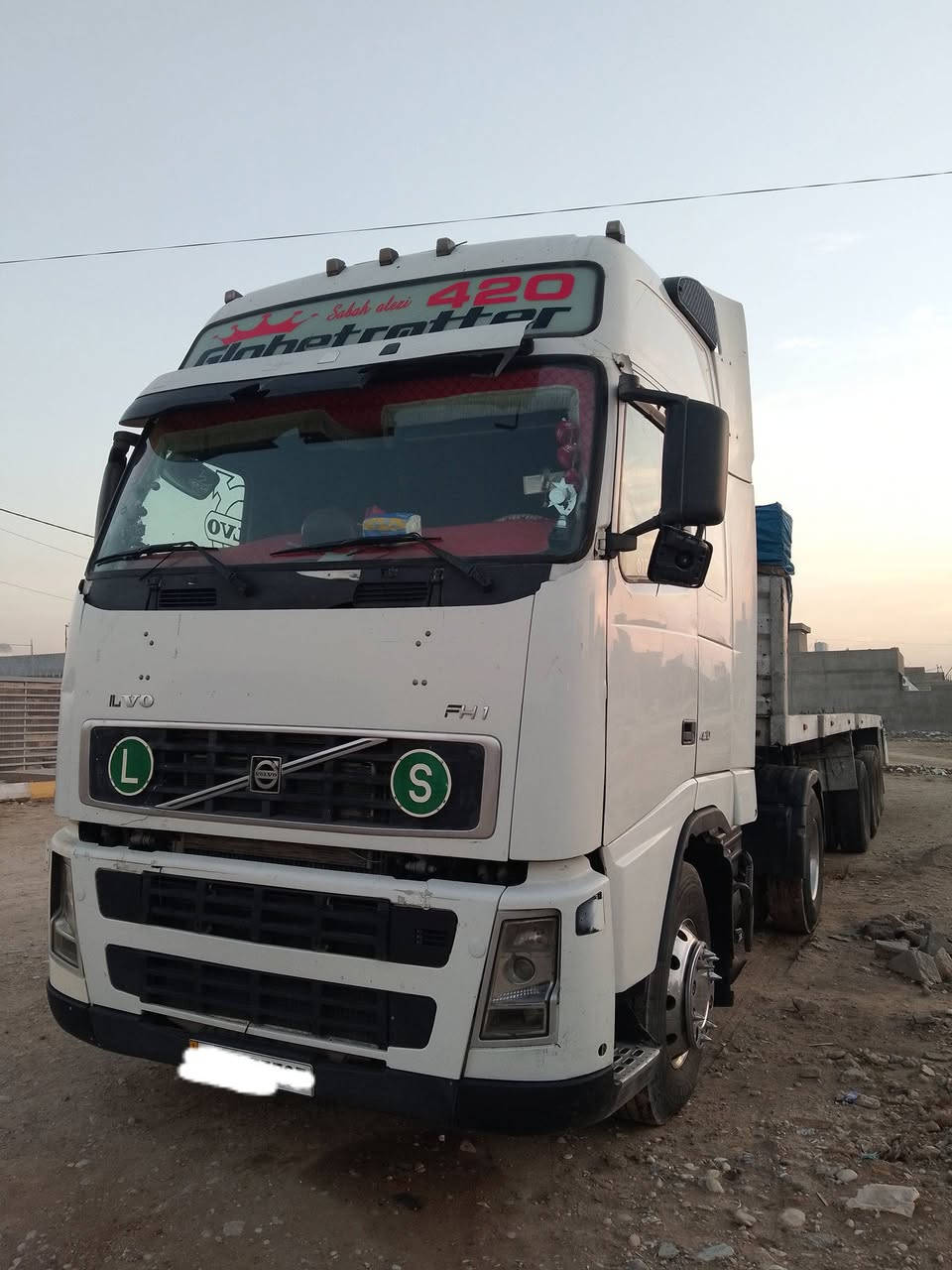 السلام عليكم فالفو 2003 اوتماتيك  قماره 4 خطوط محرك شاصي قماره كفاله .سنويه بسمي 2028 مثبته 3 محاور مزوج جوناب متحركه   ملاحضه السياره تحمل 40 طن.  الرقم ***********.
