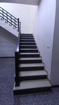 ورحمه الله وبركاته. الدار للايجار.. مساحه(300)م بناء حديث.  يحتوي على....