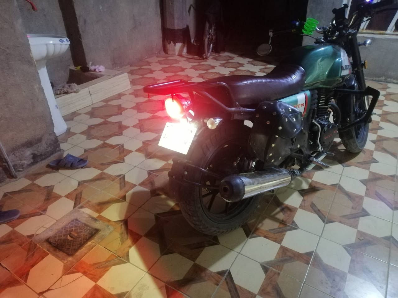 دايون لايتي
دراجه شبه الزير بيها كم ملاحظه بصيطه

معاملتها كامله شرط الترقيم ودراجه ب اسم واحد من نفس المنطقه شوكت متريد يحولها باسمك

ماشيه ٩ الاف

السعر ١٨٠٠ وبيها مجال


**إذا كنت صاحب هذا الإعلان وتريد حذفه لأي سبب، رجاءا أرسل رسالة إلى الدعم الفني**