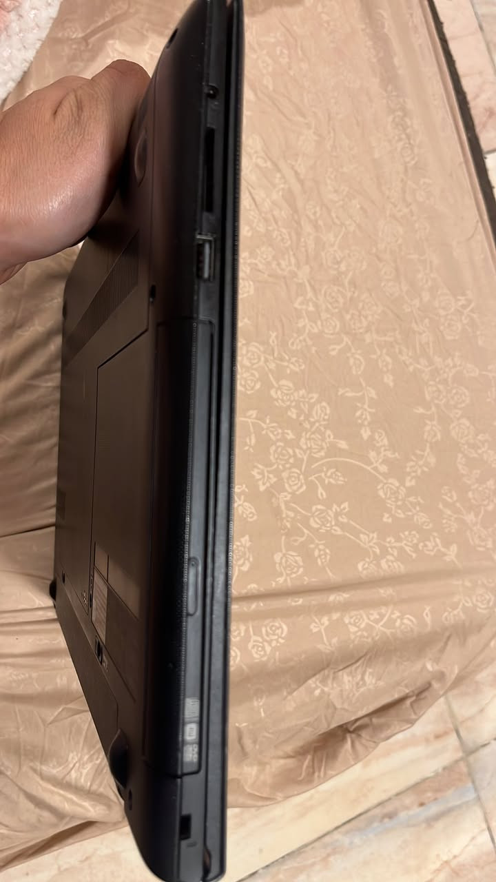 السلام عليكم لابتوب لينوفو نضيف جدا
مال كارتونه مو باله و لا اوبن بوكس لابتوب اصلي 
بيهه بس بقعه سوده صغيره بالشاشه موضحه بالصور حاسبه اي عطل ما بيهه 
بطاريته ممتازه ساعات عمل 
رام 8 
هادري 256 hhd 
الحاسبه سلرون انتل 
عليهه وندوز 10 اصلي فعال 
سيدي شغال 

سعرهه 100 و بيهه مجال 
مكاني جميله شارع خير الله 
رقمي ***********
