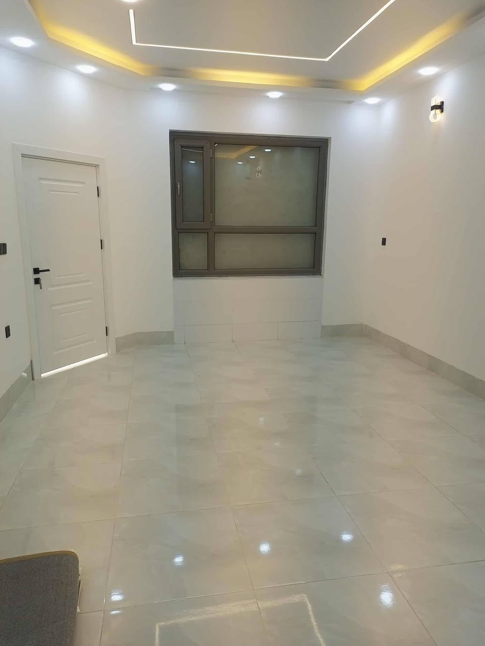 سلام عليكم بيت للبيع في خانقين  مساحه ٢٠٠م حي العمال خلف بازاري الوند البيت يتكون من غرفتين نوم هول استقبال مطبخ حار بارد البيت كله مغربي نظام دكت بناء حديت تواليت داخلي او خارجي بي تواليت غربي مطلوب اسكان 42مليون ينزل من السعر سعر البيت 135بي مجال اتصال على رقم *********** /***********بي واتساب
