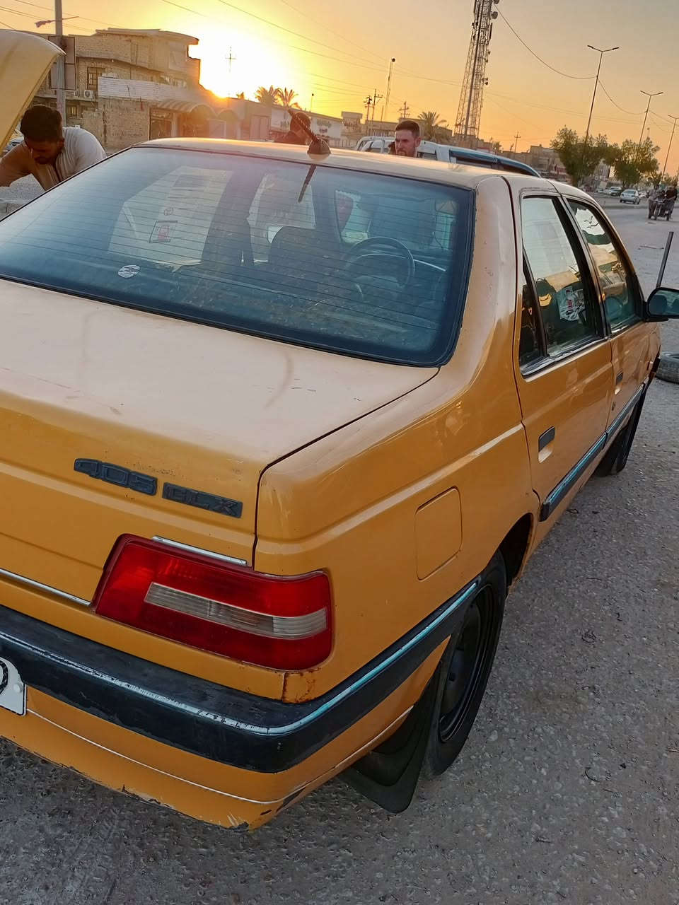 السلام عليكم  سياره بيجو 405البيع سياࢪه نضيفه رقم نكليزي  امداور ثاني يوم سياره بسمي مصفره هيه وغرامات سعر خاص العنوان  الدوانيه قضاء الحمزه الشرقي حي الحسين  الرقم الواتساب ***********

