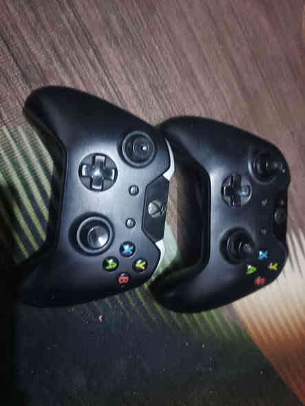 اكس بوكس ون فات
المساحة نص تيرا
قرص بتلفيلد وان
يدتين اصليات 
العاب مملوكة ذن كدامكم منهن جي تي اي ب25 ولعبة القطة ب25 ولعبة فيفا ب50 مشتريهة اول مانزلت  وفورزا مشتريهة يعني الالعاب المملوكة تكدر تلعبهن بدون كيم باس  وبي كيم باس شهرين ملحقات كامل اصليات نظيف لوك ستيكر
السعر 150 
للأستفسار اكثر خاص او واتساب ***********
المكان بغداد الامين
