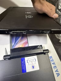 شاشة ثلاثية • منافذ تايب-سي • كسر بالمفصلة