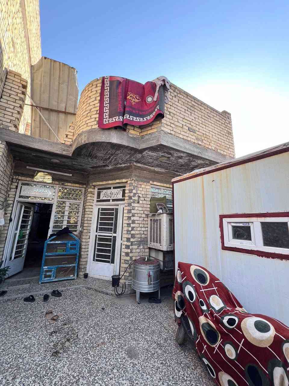 السلام عليكم بيت للبيع مساحة 150م قاط ونص بنيان حديث 2020 المكان حي طارق مقابل بيت ابو ياس صفحة الوسط الاستفسار الانتصال على الرقم ***********
