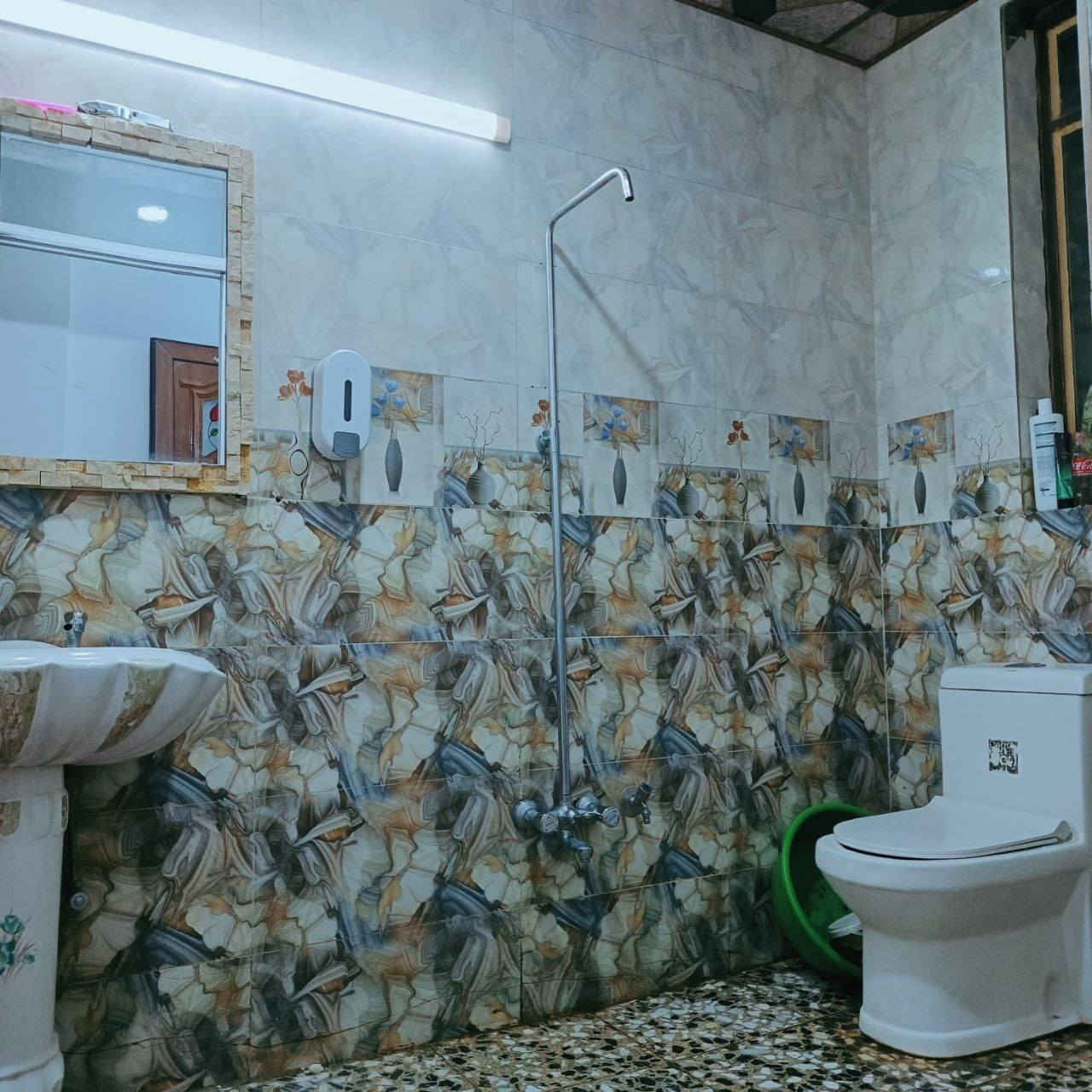 🏡 منزل مميز للبيع
تدور على بيت واسع ومتكامل بموقع ممتاز؟
هذا البيت ممكن يكون اختيارك الصح 👇
🔹 المساحة: 200 متر
🔹 طابقين تصميم عملي ومريح
🔹 5 غرف نوم مناسبة لعائلة كبيرة
🔹 صالة كبيرة 13.5 × 5 متر
🔹 مطبخ
🔹 خدمات كاملة
🔹 قراج سيارة
🔹 حديقة للراحة ولمّة العائلة
📐 المواصفات:
▪️ الجبهة 6.34 متر
▪️ النزال 30 متر
📍 الموقع:
منطقة البنوك – الفتلاوي
خلف الفتلاوي، بالشارع المقابل لـ هوم بلازا
عرض الشارع 20 متر
السعر 635 مليون
موقع حيوي وقريب من كل الخدمات
💰 السعر مناسب وقابل للتفاوض
📞 للمعلومات والمعاينة:
الاتصال مباشرة *********** زيد الماجدي
