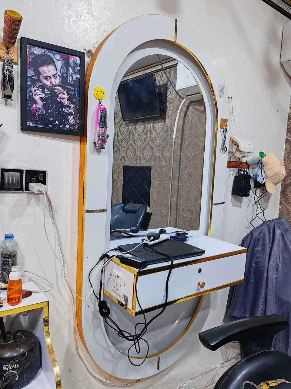 السلام عليكم ديكور حلاقه مرايات و ميز بي 3 مجرات و رفوف
 نضافتهن حلوه مكاني ابي الخصيب طريق الوصطي تقاطع الصحراء
السعر:250 و بي مجال
للتواصل:***********
