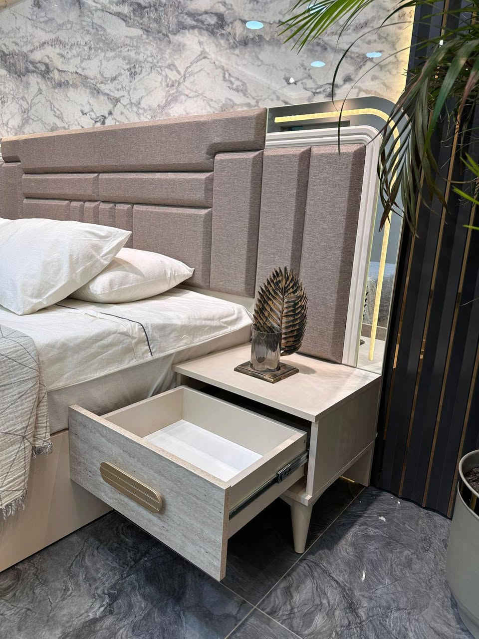 موديل يونجا المودرن
10 قطع 
كنتور + ملحق 3 متر + ظهر فايبر 4 ملم+ برغي وجوي حديد
سرير جك مخزن هيدروليك 180*200 سم + ارتفاع 135 سم+ مساند حديد 
ميز تواليت 130*180 سم

السعر : مليون و 350 الف 🇮🇶🇮🇶


**إذا كنت صاحب هذا الإعلان وتريد حذفه لأي سبب، رجاءا أرسل رسالة إلى الدعم الفني**