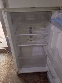 ثلاجة شغالة على الفحص السعر 125 وبيهة مجال رقم الهاتف 07708980485