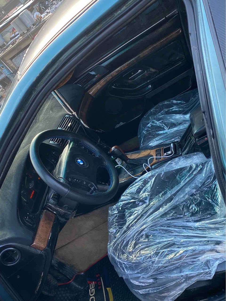 BMW 525e V6 2002
ئه گه ر مشتري ني بئ زارمان مه كه 

قه پات مواسه فات  جام فو تو ئاوینه گه وره M5  بلادي سه قف شه مو کوشن جلد کوشن خه زن می موری کوشن هیته ر ته له فون سوکان M سوکان کا ره بای تحديد سورعة و فوليوم شاشه گةورة كاميره بيلادي 
زور مواسه فاتی تره له گه له 
هه مو شتیکی بیلادی خوی ده سکاری نه كرا وه
مه نه فیستی ئه سلی خوی له گه له ابراهيم خليل
وهک سفر وا یه ماشاء لله
سةيارةكة لؤكو خاوينة دةعامي لؤدةعامي بةشةرت
يةك دينار مةسروفي تيدانية زؤر زؤر بةقوةتة
بي دعم و ليدان هەموو گیانی بە شەرت 
كير و مةكينة ته بريد و هيته ر كاره باي بةشةرت
شوێن :سؤران
ژمارەی موبایل:*********** أربيل, العراق
