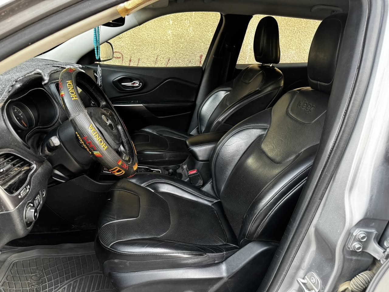 للبيع اومراوس حسب القناعه
جيب شيروكي بزون موديل2019 لون رصاصي كير اوتوماتيك  مكينه 2400 السياره  مكينه وكير كفاله  شرط السعر على الخاص  للاستفسار الاتصال ع الرقم التالي ‭0781 121 9499‬
