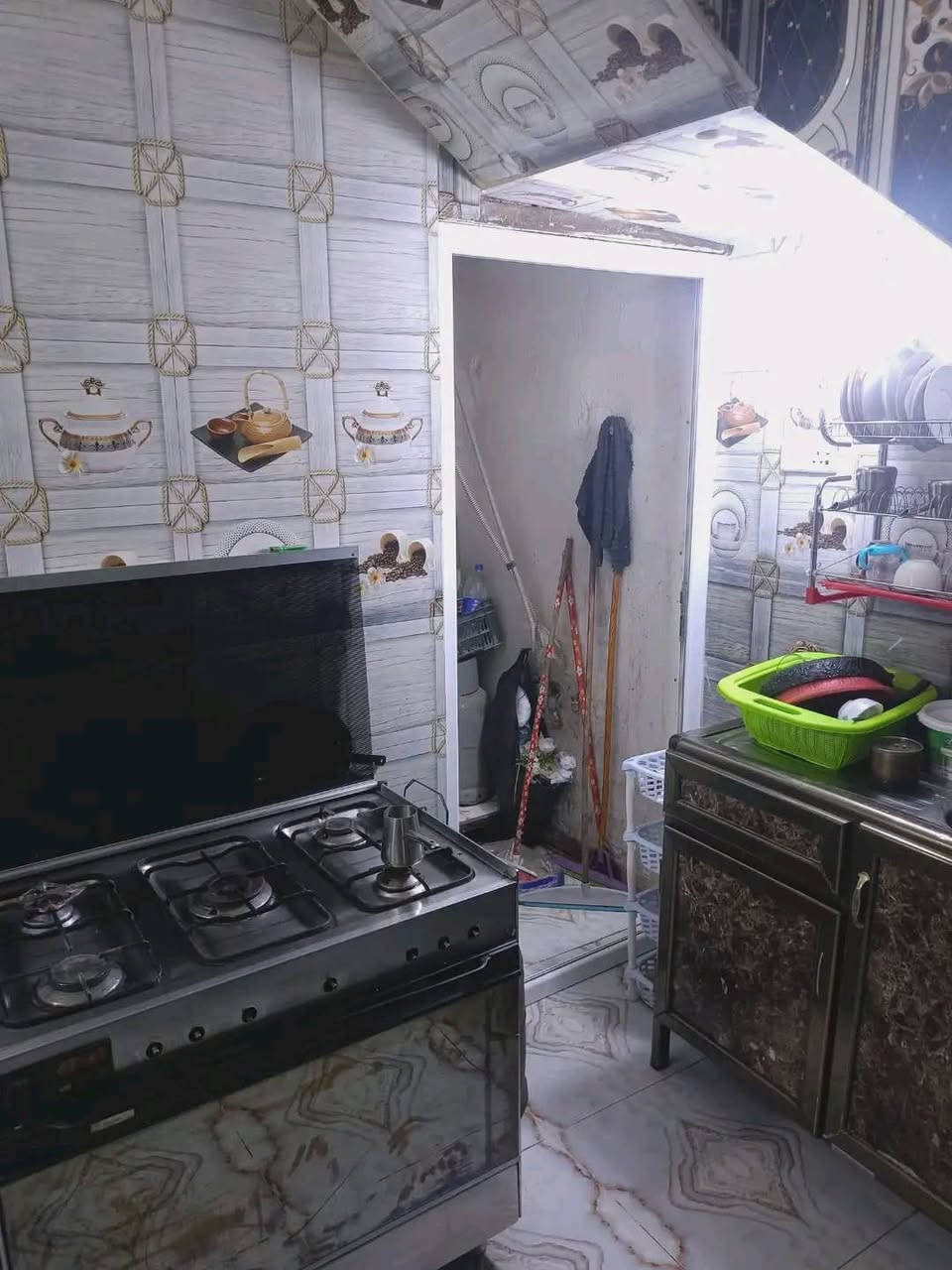 🏠 مشتمل  للبيع
موقع ممتاز جدا جدا جدا 
بغداد /الدورة /أبو دشير خلف السوق 💥 💥
📐 المساحة: 90 متر
🧱 الواجهة: 4ونص  × النزال: 20 م
📜 الدار طابو ملك صرف بأسم شخص واحد ✅

✨ المواصفات :
الطابق الأول :
  كراج + مدخل
🛋️ صالة واسعة
.        مطبخ
         منور صغير 
🛏️ غرفة نوم
🚿 صحيات كاملة 

🏡 الطابق الثاني :
🛏️ عدد الغرف 2
الغرفة الامامية كبيرة المساحة وبيها بالكون
🚽 صحيات عدد 2 كل غرفة وياها صحيات خاصة بيها

الطابق الثالث :
☀️بيتونه كبيرة وسطحين
 
المنطقة كامله الخدمات تبليط مي ارصفه كهرباء 
🏡 الدار درجة أولى وجاهزة للسكن فوراً 
💰 السعر 125 مليون فقط قفل 
 والموقع مميز جداً 🌟
📞 للاتصال مع صاحب الدار مباشرة بدون دلال على الرقم 💬
***********
عنوان الدار ابو دشير شارع جامع الرحمن
