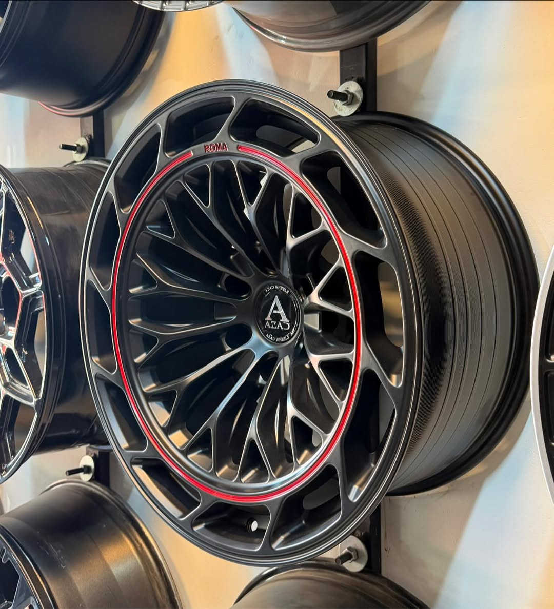 هذا الجميل مقاس 20 يتركب على اغلب التراكات الامريكية قوي جداً جداً ومحدود جداً
للتواصل / ***********
