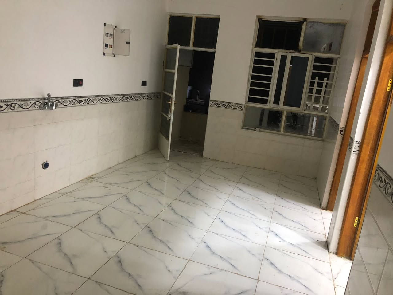 سلام عليكم توجد شقة الايجار مساحة 100متر توجد غرفتين وصالة هية مطبخ بناء حديث شقة توجد بيها سخان وماطور ماء تجي بس تكعد بيها كبل سعر 250 العنوان جسر ديالى العريفية على شارع العام درج مالتها خارجي طرمة وحديقة بيها التواصل ***********
