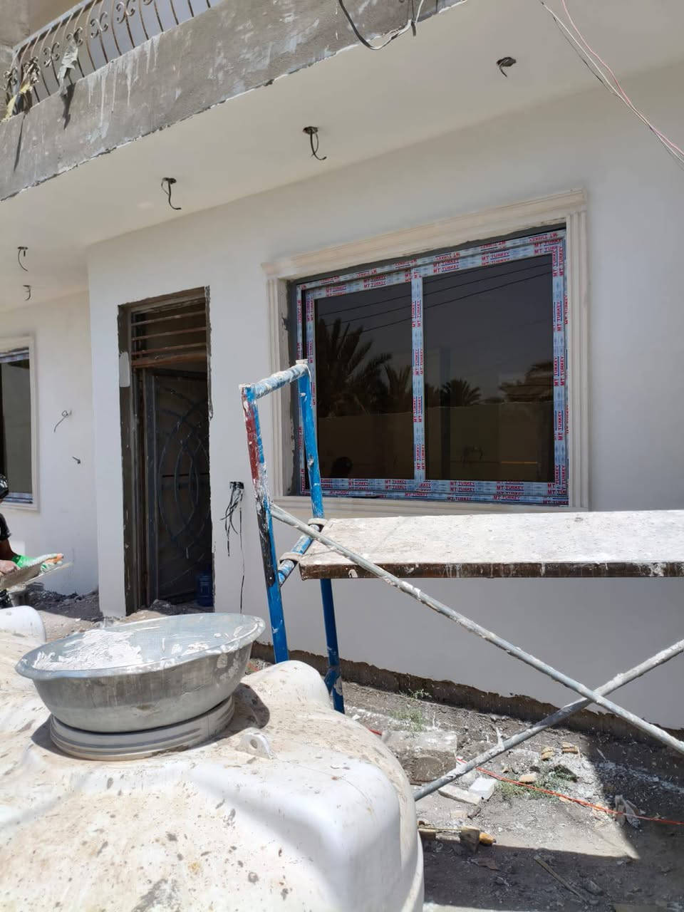 السلام عليكم 
للبناء بلنقد والاقساط 
عروض تنفيذ الهيكل 🧱 (225 ) الف
عروض تسليم مفتاح 🔐 ( ٣٤٠ ، ٣٨٠ ، ٤٥٠ ، ٥٠٠ ) 

🔴 مواصفات بناء الهيكل 225 الف 🧱 بأعلى المعايير :

1️⃣ فرش الأرض بطبقة سبيس وحدلها لضمان استقرار التربة.
2️⃣ فرش نايلون زراعي ثقيل لحماية الأساسات.
3️⃣ تنفيذ مجاري داخل الرفت بمواد عالية الجودة (أمل الشريف).
4️⃣ تسليح الرفت بحديد F.F مفحوص مختبريًا وفقًا لمواصفات دقيقة.
5️⃣ صب الرفت باستخدام خباطة مركزية من نوع 35C لضمان قوة ومتانة الخرسانة.
6️⃣ إعداد بادلو بارتفاع 15 سم لتعزيز الأساسات.
7️⃣ بناء الجدران باستخدام طابوق جمهوري، مع رمل مفحوص مختبريًا وسمنت مقاوم، تحت إشراف كادر مهني مختص.
8️⃣ تنفيذ شبكة أنابيب للسبالت والساحبات لضمان التهوية الحديثة.
9️⃣ تركيب فريمات حديد للأبواب والشبابيك لضمان المتانة والجودة.
1️⃣0️⃣ ارتفاع السقف الأول: 3.10 م لضمان مساحة وراحة أكبر.
1️⃣1️⃣ صب السقف الأول بخباطة مركزية بمواصفات متقدمة.
1️⃣2️⃣ هذه المواصفات تشمل كل طابق من البناء لضمان أفضل جودة وأعلى معايير.
--------------------------------------------------------------------

🔴 مواصفات سعر المتر 340 الف ( تسليم مفتاح ) 🔐

1-  معالجة الأرض  مع التنظيف 
2- حدل الأرض بمنسوب 20 سم على طبقات من السبيس النظيف من المقلع فرش نايلون
3- عمل أساس شريطي بعرض 50 سم أرتفاع 40 سم
4- عمل بادلو من الطابوق بارتفاع 20 سم مع صب جسر بارتفاع 15 سم مع اللبخ والاغلاق صبة 10 سم مسلحة بي ار سي
5- بناء جدار أرتفاع 3.1 م الطابق الأرضي
6- يكون الكونكريت المستخدم سي 30 والحديد المستخدم اف اف او ما يضاهيه
7- عمل الصحيات الصرف الصحي نوع البركة مسلح
8- رباط ارتفاع 30 سم
9- السقف سمك 20 سم
10- جدران الطابق الأول  والبيتونة 2.9 م
11- عمل تأسيس الماء نوع تركي دفن الخلاط ظاهري 
12- الكهرباء سيمنز انارة جدارية
13- شبابيك حديد 1.5*1.5/1.5*2 
14- أبواب تركية درجة 2
15- اكساء الجدران بالسيراميك الإيراني او الهندي درجة 2
16- اكساء الأرضية بالكاشي العراقي او السيراميك الإيراني او البورسلين الإيراني
17- عمل الواجهه باللبخ والتطعيم مع الصبغ
18- يكون اكساء السطح بالاشتايكر العراقي
19- يكون المحجر الدرج من المنيوم مدور  درجة 2
20- يكون الزجاج شفاف 
21- باب المدخل والمطبخ من الحديد
22- باب الكراج من الحديد
23- أرضية الاكراج من الكاشي 
24- اكساء الستارة باللبخ 
25- الاجناب لبخ تشميع
26- المنور لبخ ونثر اجرارة
27- ماطور ماء 
28- خزان ماء واحد 
29- سخان عراقي الطحان
30- منظومة كامرات درجة 2
--------------------------------------------------------------------

🔴 مواصفات سعر المتر 380 الف ( تسليم مفتاح ) 🔐

1-  معالجة الأرض  مع التنظيف 
2- حدل الأرض بمنسوب 20 سم على طبقات من السبيس النظيف من المقلع فرش نايلون معالجة الارضة ان وجدت
3- عمل أساس رفت حصيرتين مع الجسورة أرتفاع 40 سم
4- عمل بادلو صب جسر بارتفاع 15 سم 
5- بناء جدار أرتفاع 3.1 م الطابق الأرضي
6- يكون الكونكريت المستخدم سي 30 والحديد المستخدم اف اف او ما يضاهيه
7- عمل الصحيات الصرف الصحي نوع أمل الشريف مسلح
8- رباط ارتفاع 30 سم
9- السقف سمك 20 سم
10- جدران الطابق الأول  والبيتونة 3م
11- عمل تأسيس الماء نوع تركي دفن الخلاط ظاهري
12- الكهرباء سيمنز انارة جدارية
13- شبابيك حديد 1.5*1.5/1.5*2 
14- أبواب تركية درجة 2
15- اكساء الجدران بالسيراميك الإيراني او الهندي درجة 2
16- اكساء الأرضية بالكاشي العراقي او السيراميك الإيراني او البورسلين الإيراني
17- عمل الواجهه باللبخ والتطعيم مع الصبغ
18- يكون اكساء السطح بالاشتايكر العراقي مع طبقة فلين 3سم
19- يكون المحجر الدرج من المنيوم مدور  درجة 2
20- يكون الزجاج شفاف 
21- باب المدخل الاستقبال قاصة والمطبخ من الحديد
22- باب الكراج من الحديد
23- أرضية الكراج من الكاشي 
24- اكساء الستارة باللبخ مع النثر
25- الاجناب لبخ تشميع
26- المنور لبخ ونثر اجرارة
27- ماطور ماء 
28- خزان ماء واحد 
29- سخان تركي 100 لتر
30- منظومة كامرات درجة 2
-------------------------------------------------------------------

🔴 مواصفات سعر المتر 450 الف ( تسليم مفتاح ) 🔐

1-  معالجة الأرض  مع التنظيف 
2- حدل الأرض بمنسوب 20 سم على طبقات من السبيس النظيف من المقلع فرش نايلون معالجة الارضة ان وجدت
3- عمل منظومة ارضة
4- عمل أساس رفت حصيرتين مع الجسورة أرتفاع 40 سم
5- عمل بادلو صب جسر بارتفاع 15 سم 
6- بناء جدار أرتفاع 3.2 م الطابق الأرضي
7- يكون الكونكريت المستخدم سي 30 والحديد المستخدم اف اف او ما يضاهيه
8- عمل الصحيات الصرف الصحي نوع أمل الشريف مسلح
9- رباط ارتفاع 30 سم
10- السقف سمك 20 سم
11- جدران الطابق الأول  والبيتونة 3.1 م
12- عمل تأسيس الماء نوع تركي دفن والخلاط دفن
13- الكهرباء دفن بوري العقبة انارة سقفية نقاط كهرباء اوزن
14- شبابيك المنيوم مفصلي 1.5*1.5/1.5*2  او سلايد تك جام
15- أبواب تركية درجة 1
16- اكساء الجدران سيراميك الهندي درجة 1
17- اكساء الأرضية البورسلين الإيراني فول بوليش  او البورسلاين الهندي فول بوليش
18- عمل الواجهه باللبخ  والصبغ مع 60% مرمر او بورسلاين
19- يكون اكساء السطح بالاشتايكر العراقي مع طبقة فلين 5سم
20- يكون المحجر الدرج من المنيوم درجة اولى
21- يكون الزجاج عاكس 
22- عمل سقف من الجبس للاستقبال فقط
23- باب المدخل الاستقبال قاصة والمطبخ من الحديد واللامنيوم او قاصة
24- باب الكراج من الحديد سلايد
25- أرضية الكراج من الكاشي او السيراميك الاسباني
26- اكساء الستارة باللبخ مع النثر
27- الاجناب لبخ جرارة
28- المنور لبخ  ونثر مع الأرضي سيراميك
29- ماطور ماء 
30- خزان ماء واحد 
31- سخان تركي 120 لتر
32- منظومة كامرات درجة 1
--------------------------------------------------------------------

🔴 مواصفات سعر المتر 500 الف ( تسليم مفتاح ) 🔐

1-  معالجة الأرض مع التنظيف 
2- حدل الأرض بمنسوب 20 سم على طبقات من السبيس النظيف من المقلع فرش نايلون معالجة الارضة ان وجدت
3- عمل منظومة ارضة
4- عمل خرسانة نظافة بسمك 10 سم
5- عمل أساس رفت حصيرتين مع الجسورة أرتفاع 40 سم
6- عمل بادلو صب جسر بارتفاع 15 سم 
7- بناء جدار أرتفاع 3.5 م الطابق الأرضي
8- يكون الكونكريت المستخدم سي 35 والحديد المستخدم اف اف او ما يضاهيه
9- عمل الصحيات الصرف الصحي نوع سمارت ميكانيكي الماني
10- رباط ارتفاع 30 سم
11- السقف سمك 20 سم
12- جدران الطابق الأول  والبيتونة 3.3م
13- عمل تأسيس الماء نوع تركي دفن
14- مقعد غربي دفن مع مغسلة دفن نظام خلاطات درجة اولى
15- الكهرباء دفن بوري العقبة انارة سقفية نقاط كهرباء اوزن
16- شبابيك المنيوم سلايد دبل جام تركي المنشاً 
17- أبواب تركية درجة 1
18- اكساء الجدران لبخ مع بورسلين اللواح او مرمر الهندي درجة 1
19- تصفير الأرضية سيكرد
20- اكساء الأرضية من المرمر او البورسلين الصيني المزجج فول بوليش او البورسلاين الاسباني 
21- عمل الواجهه مرمر او بورسلاين 
22- يكون اكساء السطح بالاشتايكر العراقي مع طبقة فلين 5سم
23- يكون المحجر الدرج من المنيوم درجة أولى او الزجاج والخشب
24- يكون الزجاج عاكس 
25- عمل سقف من الجبس للاستقبال الصالة والمطبخ
26- باب المدخل الاستقبال قاصة والمطبخ من القاصة اواللامنيوم 
27- باب الكراج من الحديد سلايد
28- أرضية الكراج من البورسلين او السيراميك الاسباني
29- اكساء الستارة باللبخ مع النثر او صبغ
30- الاجناب لبخ جرارة
31- المنور لبخ  ونثر مع الأرضي سيراميك
32- ماطور ماء 
33- خزان ماء واحد 
34- سخان تركي 120 لتر
35- منظومة كامرات درجة 1
-----------------------------------------------------------------

♦️ ملاحظات:
• إشراف هندسي كامل من قبل مهندسين ذوي خبرة.
• إمكانية تعديل أي فقرة حسب رغبة العميل مع تحمل فرق التكلفة فقط.
• الزبون يتحمل الربط الخارجي والموافقات الرسمية.

🏡 برج البنوك للاستثمار العقاري والبناء نقدا والاقساط وتنفيذ أعمال الطرق  🏡 - الأولى في عالم البناء 💪

لتصميم وتنفيذ منزل احلامك تواصل معنا الان ✨

📲 الاتصال على الهاتف ***********
***********  متوفر واتساب 

📌 زيارتنا في مقر الشركة بغداد / البنوك / شارع النداوي
