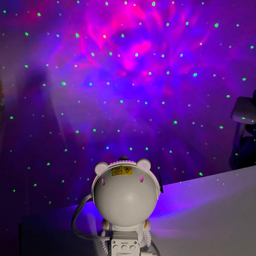 هذا بروجكتر إضاءة على شكل دمية لطيفة، يوفر تأثيرات ضوئية مذهلة تضيء الغرفة بألوان متعددة وبتصاميم مختلفة مثل النجوم والسحب. مثالي لتحويل أي غرفة إلى فضاء مبهر أو لإضفاء جو مريح وممتع لجلسات الاسترخاء أو المناسبات الخاصة. تصميمه جذاب وسهل الاستخدام ويمكن وصله بالكهرباء.