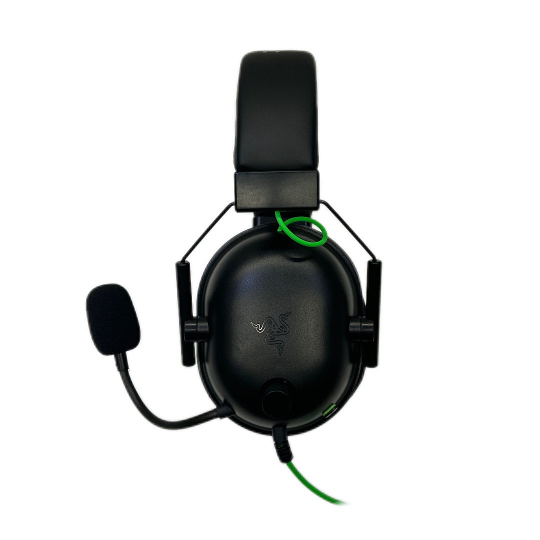 تجمع بين الأداء العالي والراحة الفائقة، مع صوت محيطي دقيق وميكروفون احترافي لتجربة لعب مميزة 

مثالية للألعاب التنافسية (Esports) مع صوت محيطي 7.1 لموقعية دقيقة.

للتواصل الواضح مع الفريق عبر مايكروفون HyperClear Cardioid.

مناسبة للاستماع للموسيقى ومشاهدة الأفلام بجودة صوتية نقية.

متوافقة مع أجهزة الكمبيوتر، البلايستيشن، الإكس بوكس، النينتندو سويتش، والهواتف الذكية.

المشغلات: Razer™ TriForce 50mm Drivers – صوت عالي الجودة مع توازن في الترددات.

المايكروفون: Razer™ HyperClear Cardioid Mic – يلتقط الصوت بوضوح ويقلل الضوضاء الجانبية.

عزل الضوضاء: Passive Noise Cancellation – تركيز كامل بدون إزعاج خارجي.

تصميم خفيف الوزن: 240 غرام فقط مع وسائد أذن من الميموري فوم لراحة طويلة.

الصوت المحيطي: 7.1 Surround Sound (متاح على Windows 10 64-bit) لتحديد موقع الأصوات بدقة.

التوافق : PC, Mac, PlayStation 4, Xbox One, Nintendo Switch, Smartphone عبر منفذ 3.5mm والهاتف

 استجابة التردد: 12Hz – 28kHz
 المعاوقة: 32Ω @ 1kHz
الحساسية: 100dBSPL/mW
 طول الكابل: 1.3 متر
 قطر وسادة الأذن الداخلية: 63mm x 43mm

محتويات العلبة:
– سماعة Razer BlackShark V2 X
– كابل تقسيم للصوت/المايك
السعر 39 و التوصيل مجاني
التواصل واتساب
***********
