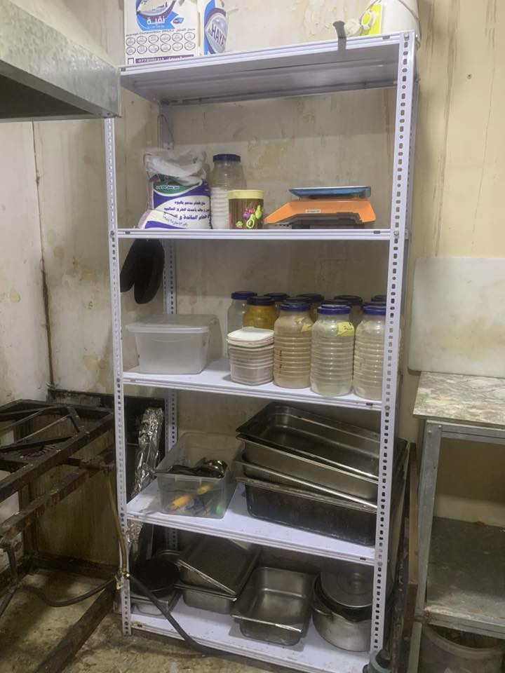 السلام عليكم اغراض مطعم للبيع وتتضمن برادات عدد٢ عارضة مقبلات مجمدة سنك الماني ميز ستيل الماني حماية ٦ بلانك طباخ ٤ عيون مع ادوات مطبخ كاملة فرن ستيل شوي دجاج او معجنات كبير منقلة كبيرة لشوي الدجاج والاجنحة حوض اسماك مع شواية مع طباكات شوي السمج وطباكات شوي الاجنحة ميوزة وكراسي نظيفات جدا للاتصال ***********
