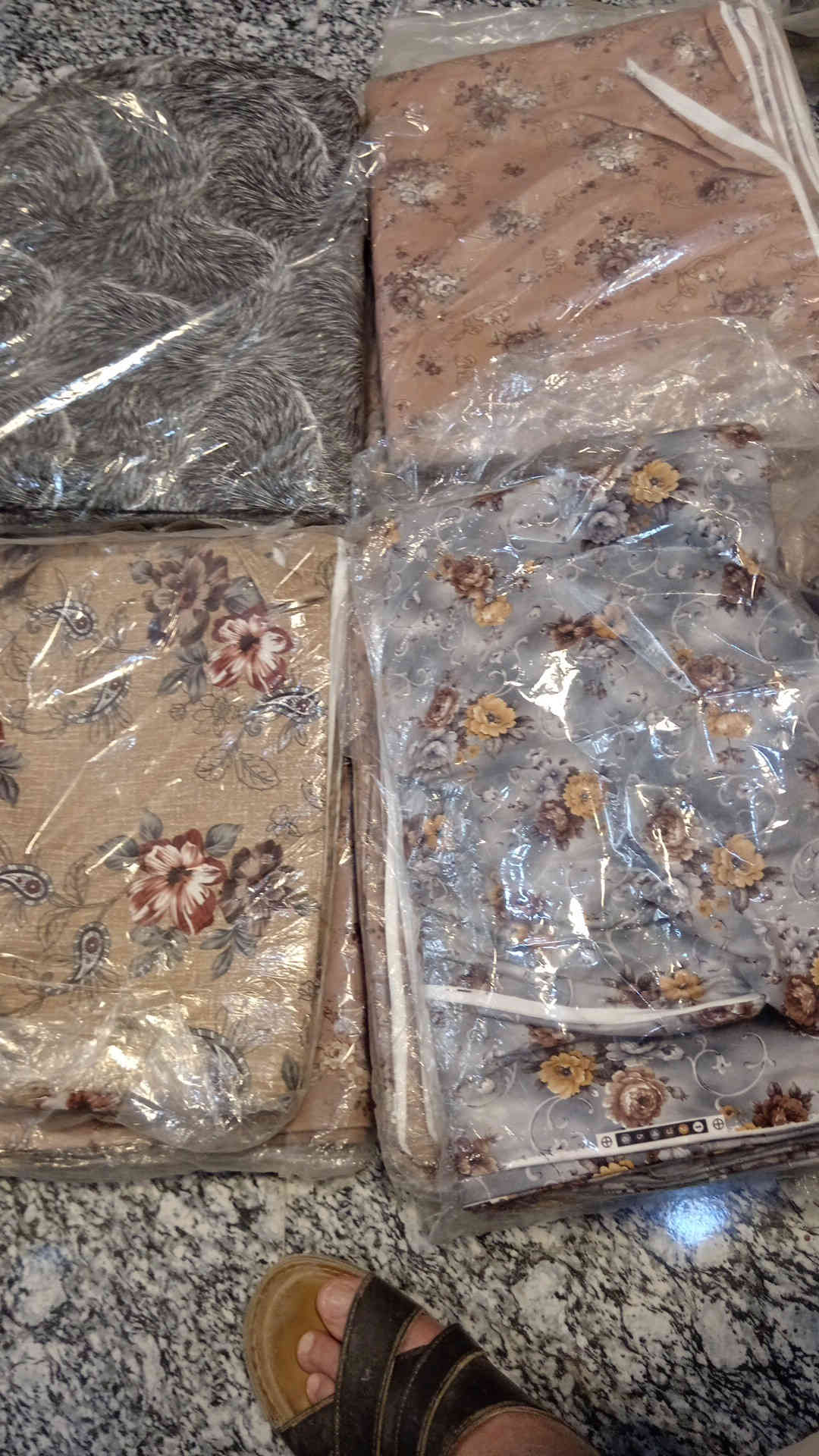 توفرت وجوه مخاد قديفة صيفية بكل الالوان الزاهية سعر الدرزن ب12 الف البيع جملة ومفرد تكريت الديوم مجاور افران العايد محل مفروشات مروان للححز خاص اواتساب ***********
