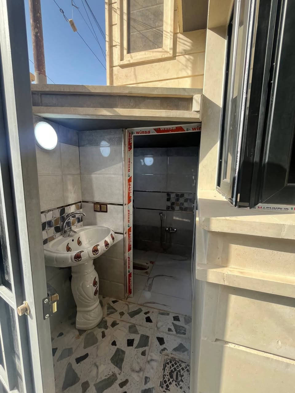 السلام عليكم ورحمة الله وبركاته #مكتب_الغوالي
بيت للبيع في حي الاخاء خلف كنيسة تايتنك على شارع 15م موقع مميز 

🔹 المساحة : 100م طابقين 4 غرف نوم 

🔹 بناء حديث زيرو تسليم فوري مفتاح 🔑 

🔹 اساس البيت ومراحل البناء مصورة بالكامل 🎥

🔹 سند طابو الزهور شرط التحويل وشرط قرار تمليك

ط1 : كراج ، استقبال ، هول ، مطبخ ، غرفة ، صحيات

ط2 : ثلاث غرف نوم ، صحيات ، سطح ناصي وعالي

مُجهز بالكامل بكافة الانظمة الحديثة -

دكتات - سبالت - غسالات - انترنيت - دشات - كامرات

للأستفسار آكثر مراجعة #مكتب_الغوالي الكائن في حي السماح الاركان قرب مدرسة السماح الأبتدائيه وقرب مول القمة على شارع 20 او الاتصال على الارقام التالية

***********

***********
