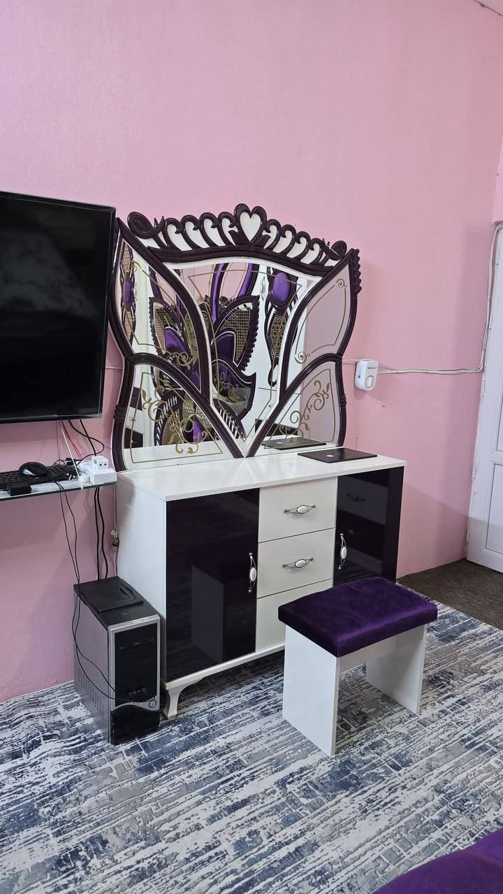 سلام عليكم من رخصه الادمن
الغرفه مشتريها ب ١٧ ورقه 

ورايدها بمليون بس 

الغرفه شرط الخدش الواحد تاخذها بلاش 

الغرفه شرط اللمعه لمعه مال سيارات حديثه 

الخشب HDF تركي درجه اولي وليس ثانيه والخشب ثكيل 
قياس القنصور ٣ متر زايد ١ متر ملحق ارتفاع ٢.٥ والعمق ٦٠ سانتيم
الغرفه ضخمه ماشاء الله 
واليحب يتاكد من سعرها خلي يشوف الكوخ التركي للاثاث اني مشترها منهم شوفو اسعارهم 

اخوان ما ارد ع التعليقات رقم تلفون ***********
