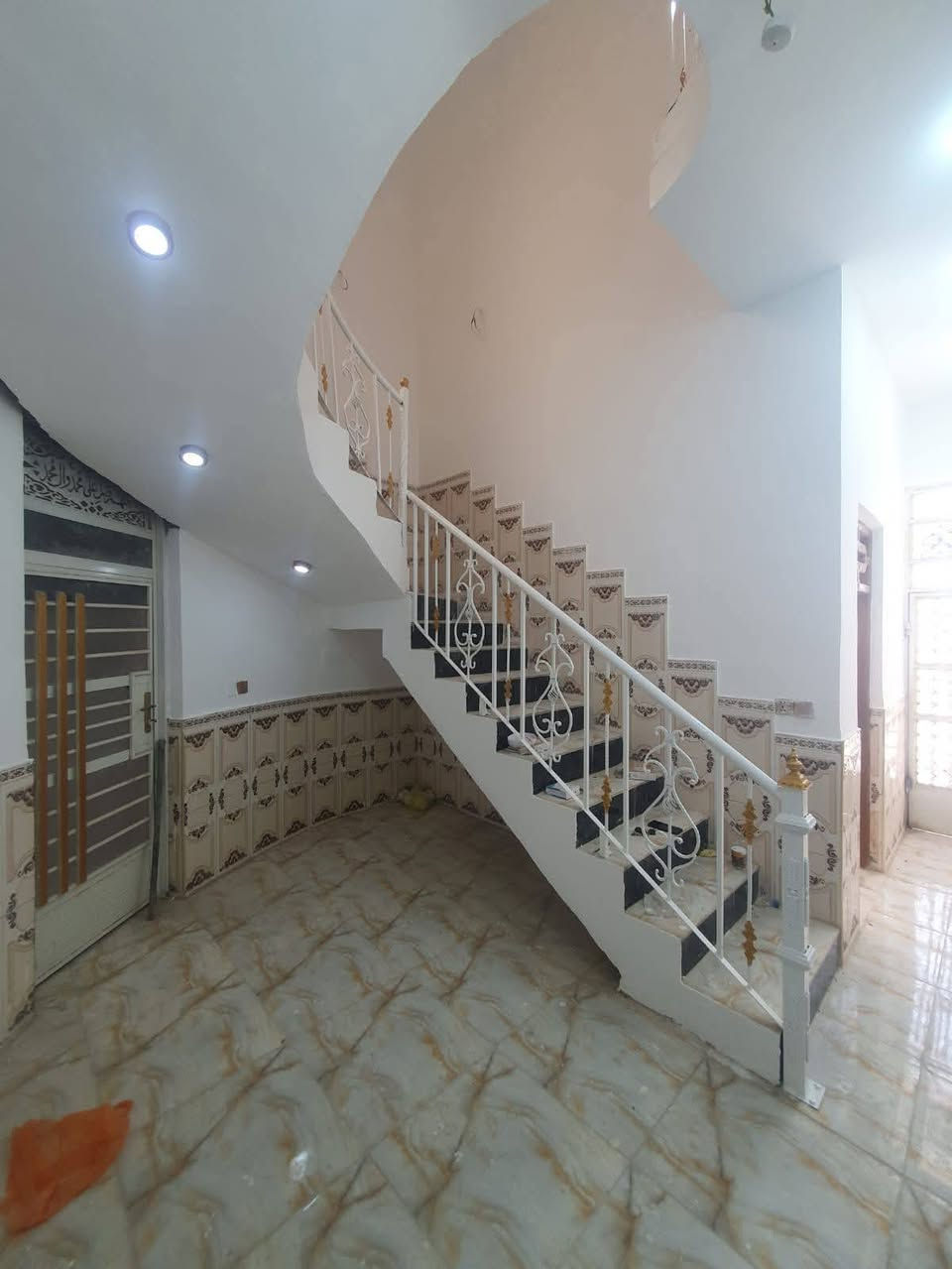 السلام عليكم ورحمة الله
بيت مساحة 100 متر / واجهية 5 متر ونزال 20/ طابو ملك صرف 

بناء طابوك / بناء حديث صار 7 اشهر من طالعين العمال منه 

مكون من حمام خارجي  وطرمة واستقبال وهول داخلي مع منور صغير ومطبخ و منور للمطبخ وغرفة نوم وحمام داخلي

اما الطابق الثاني مكون من بيتونة ومسكفة وبيها بابين وشيش التسقيف موجود بس تعال وسكف 

البيت لخارجي مصبوغ كلة طلس ضد الرطوبة بلاستيكي 

والبيت الداخلي كلة مصبوغ 

كهربائيات كلشي جاهز من سويج بلكات  وسبورت لايتات 

السعر 85 وقابل لتفاوض  

للاستفسار اكثر  

*********** / اتصال او وتساب
