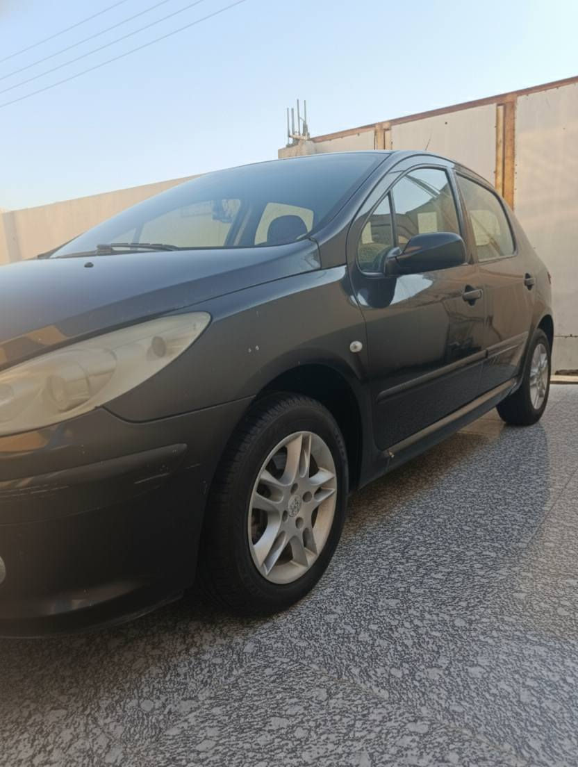 السلام عليكم
بيجو ٣٠٧ رقم بغداد حائز ثالث وحائزها بالبصرة سنويتها ضايعة وبيها بلاغ السيارة محرك خابط ابيع على وضعها سعرها ٢٠ قفل 
***********
***********
