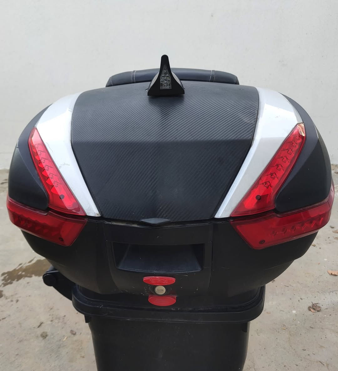 صندوگ حجم کبیر للبیع 
نظیف و قوی و اصلی 
للجمیع دراجات 
يتضمن قاعدة بدگم واحد يمكنك من خلاله إزالة الصندوق
للفورزات . للسکای ویف. دایوان لجمیع دراجات
سعرها ١١٠ الف
 توصیل لکل محافظات موجود
***********

سندوقی گەورە بۆ فرۆشتن
زۆر پاکە و زۆر گەورەیە و زۆر ئەسڵ و قایمە
بۆ هەمو ماتۆڕێک دەبەسترێت
قاعیدەی خۆی لەگەڵە و بە دوگمەیەک دەتوانی سندوقەکە لێکەیتەوە
سعری ١١٠ هەزارە
گەیاندن هەیە بۆ هەمو کوردوستان
***********
***********
