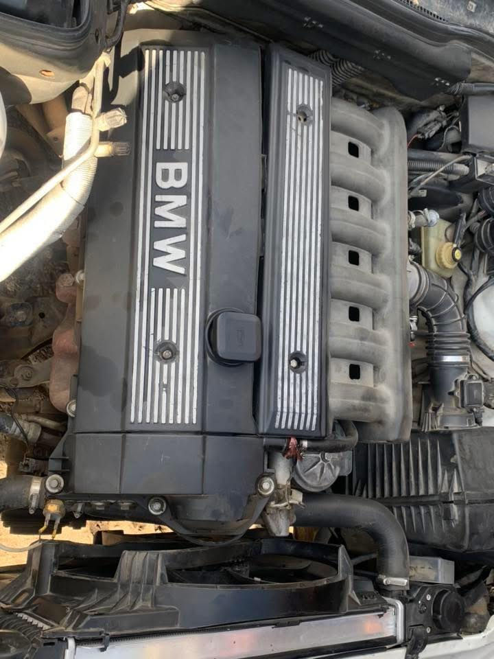 BMW موديل94
السيارة نظيفة بيها صبغ قليل جدا ( مو صبغ عام ) 

520 محرك صقر28 تك فانوس 

كير عادي
مواصفات نص فول 
تبريد ثلج ❄️ 

داخلها نظيف جدا 

ويل m 

تخم تايرات كوري جديد 

السيارة رقمها اربيل وبأسمي 

محرك وكير وكهربائيات بشرط نظيفة جدا 

السعر 63 ورقة وبي مجال بسيط

السيارة موجودة في السليمانية 

التواصل *********** وبي واتساب
