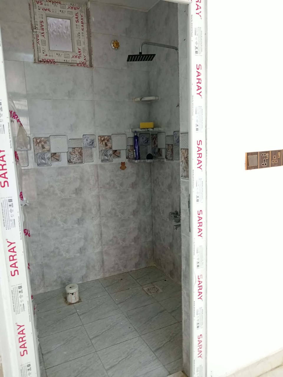السلام عليكم
 بيت للأيجار مساحه ١٠٠ متر مربع غرفه صاله أستقبال مطبخ
 ماء كهرباء تبليط
 نهايه الجزء الثاني طابو زراعي بالتحرير الحولي محمد ليلى الاستفسار على الرقم  ***********
