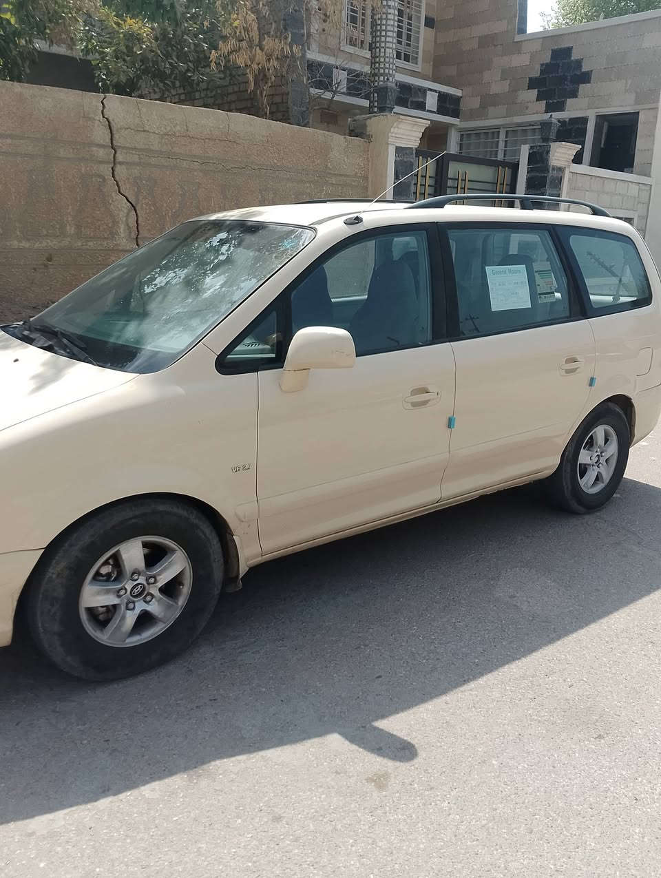 السلام عليكم عندي سيارة هونداي تراجيت 7راكب موديل 2006 محرك 6 سلندر 2700 مكانها  بغداد المدائن تبريد قطعتين بس عاطل مصبوغة عام معمره جديد محرك جديد بيها هذا رقم مالتي ***********
