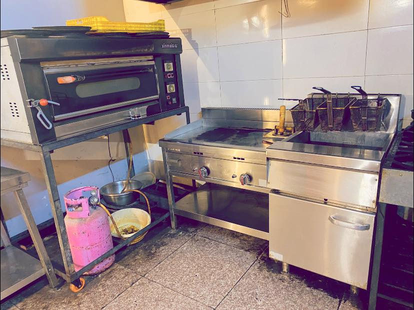 مطعم للبيع مساحته ٨٠متر وايجاره مناسب حدا مقارنة بالشارع ومحلات شارع عام بغداد الكرخ جاهز وبي كل تطبيقات ويرهم لكل مشاريع ورصيف ١٥متر جديد بعده المطعم فقط عالرقم الي يريد يستفهم وسعره مناسب ***********
