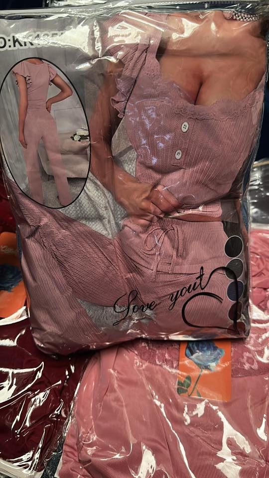 مرحبا بنات اوفر بضاعه نسائيه بأنسب الاسعار الي تحب اضيفها بكروب واتس هذا رقم *********** لو تسك توك jojo_ _ 108
