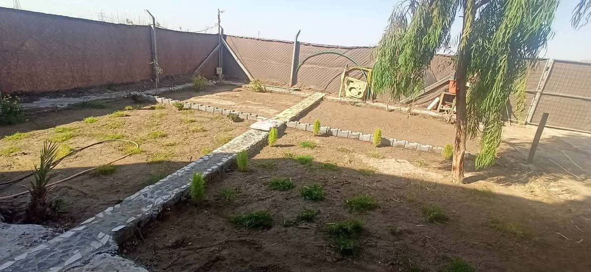 السلام عليكم بيت للبيع مساحة 200 م طابو زراعي سند 25 مستلمين وصل تطويب + حديقة واقع حال مساحة 137م 
بناء حديث يحتوي على غرفتين نوم ومطبخ وصالة واستقبال منطقة خدماتها كاملة تبليط ومجاري وماء وكهرباء 
عنوانه حي الامين الاولى خلف محطة الشموس شارع سيراميك العيساوي 
للاستفسار اكثر الاتصال ***********
