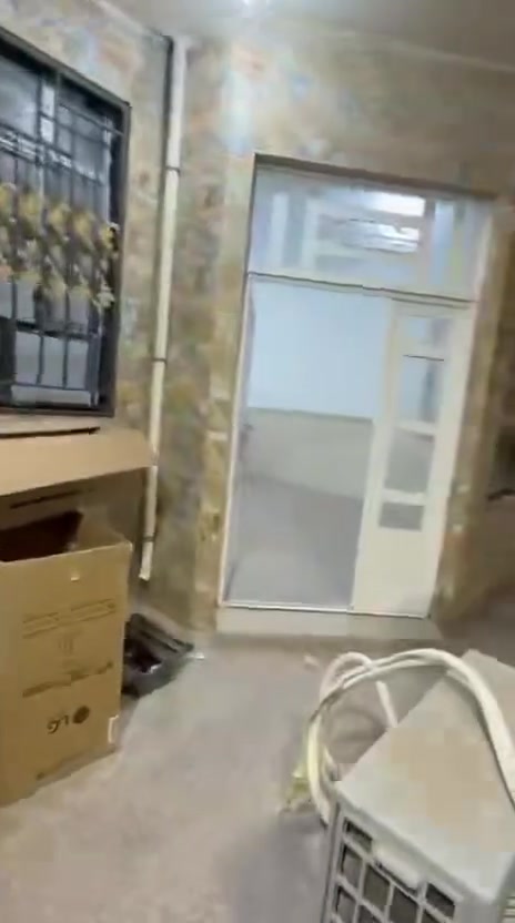 يتوفر بيت للايجار في منطقة حي العادل خلف جوكليت سراي بناء جديد يتكون من استقبال ومطبخ وصالة وغرفتين نوم مناور مجموع حمامات داخلية وخارجية وكراج سعر الإيجار 600 بي مجال ***********
