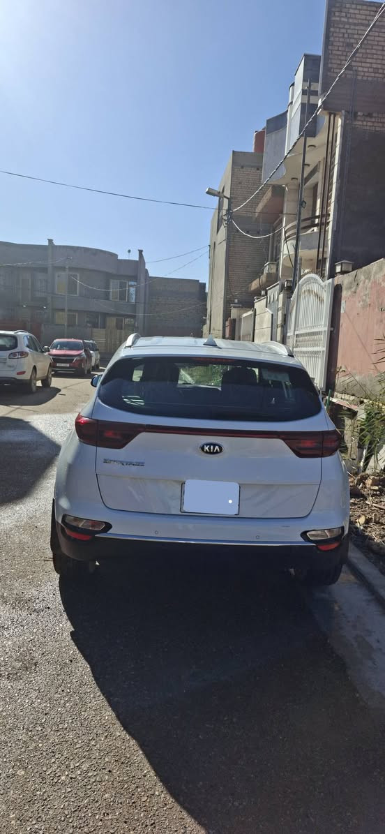 السلام عليكم
سبورتج خليجي 
رقم بغداد
موديل 2020
السيارة ماشية فقط 51,000كم
محرك 2000دوش المرغوب
السيارة مكفولة كفالة عامة من صبغ أو تبديل حالوب رصعات
السيارة كلش نظيفة
مواصفات السيارة: 
شاشه كبيره
اريل نفكيشن
السياره سويج مو بصمه 
حساس أمامي
حساس خلفي
الداخل  جلد ومخمل حمصي
المرايَّة شفط
إشاير بالمري
3 أنظمة قيادة
تبريد قطعتين أمامي وخلفي
بلوتوث اندرويد اوتو وابل كار بلي 
مكان السيارة: بابل – الحلة
للتواصل: واتساب أو اتصال
***********
السعر 215ورقه وبي مجال بسيط
