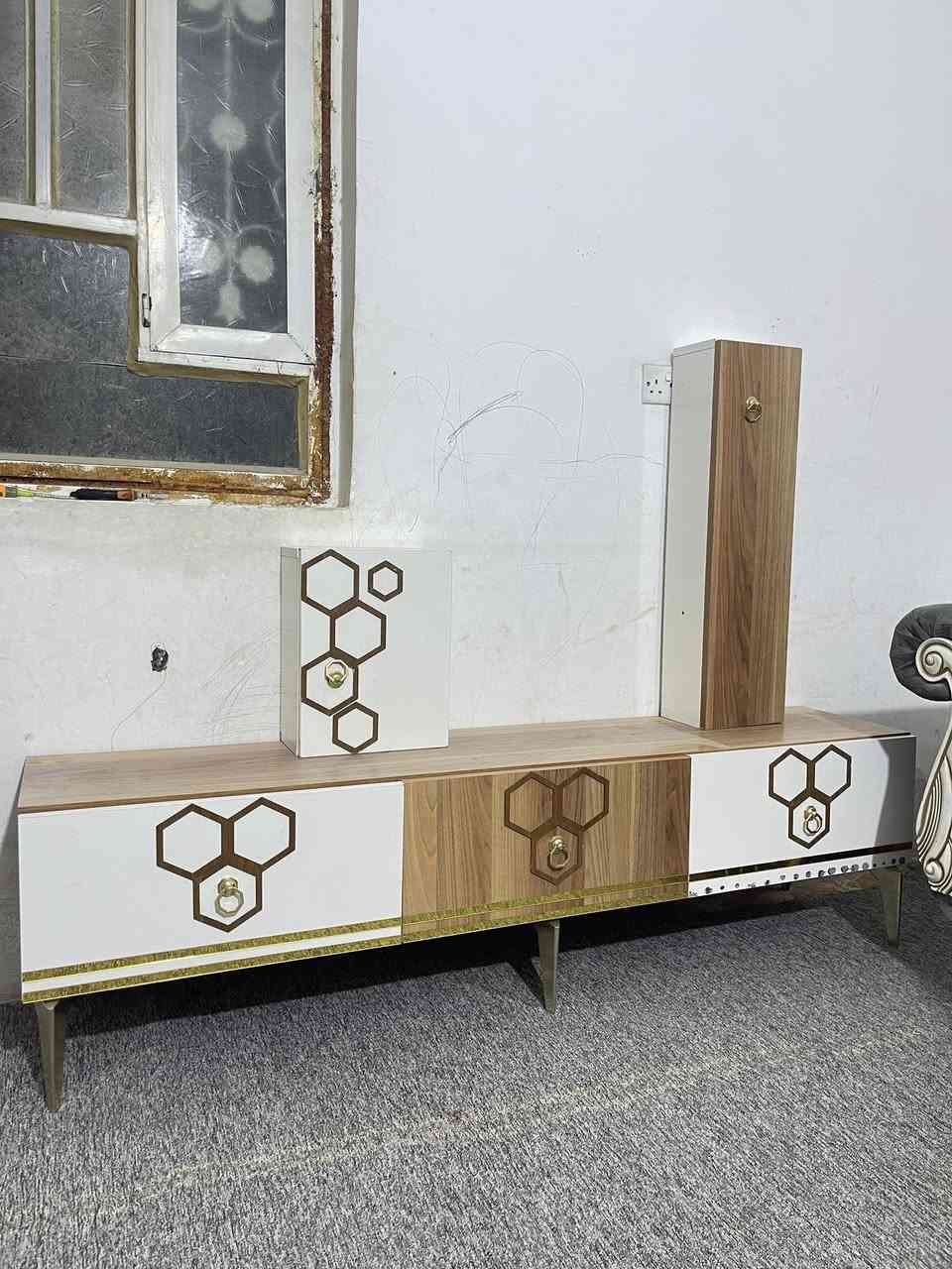 ميز بلازمه مع رفوف جديد كلش اخذته ٢٥٠بيع مستعجل سعره ١٠٠عنوان كربلاء شارع احمد الوائلي ***********
