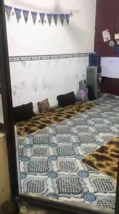 بيت 50متر للبيع الواجهة أربعة ونص ونزال 11 مثل ماموضح بالتصوير البيت كامل نقص كاشي فقط.العنوان الشعلة الدوانم شارع ابو طيارة الفرع المقابل لأسواق عبد الرضى الجيزاني للتواصل ***********
