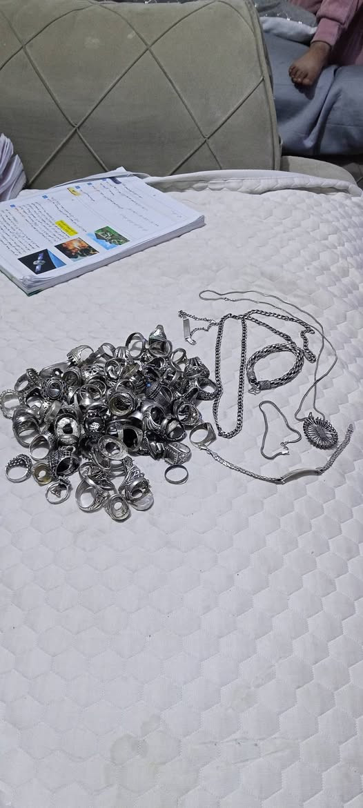 السلام عليكم للبيع فضة قوالب وزناجيل سعر الغرام 3750 التواصل ***********
