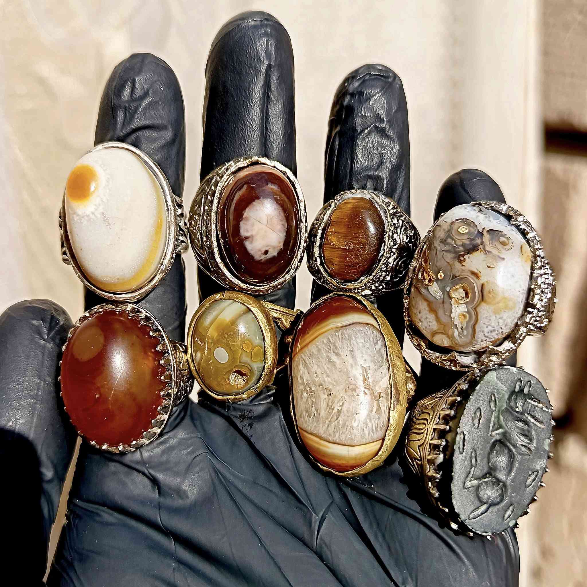 اللهم صل على محمد و ال محمد
خواتم تيتانيوم بأحجار طبيعية ومصورة نادرة 
سعر الخاتم (10) الاف التوصيل ( 5 ) لجميع المحافظات
للتواصل واتساب (***********)
