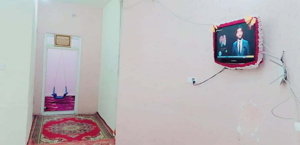 دار لبيع يحتوي على غرفتين وصاله وصحيات ومطبخ وبراني ومساحته 200متر العنوان التقيه الثالثه  مقابيل حسينه باب الحواىج شارع جامع الرحمن قرب الأسواق الاستفسار ***********
