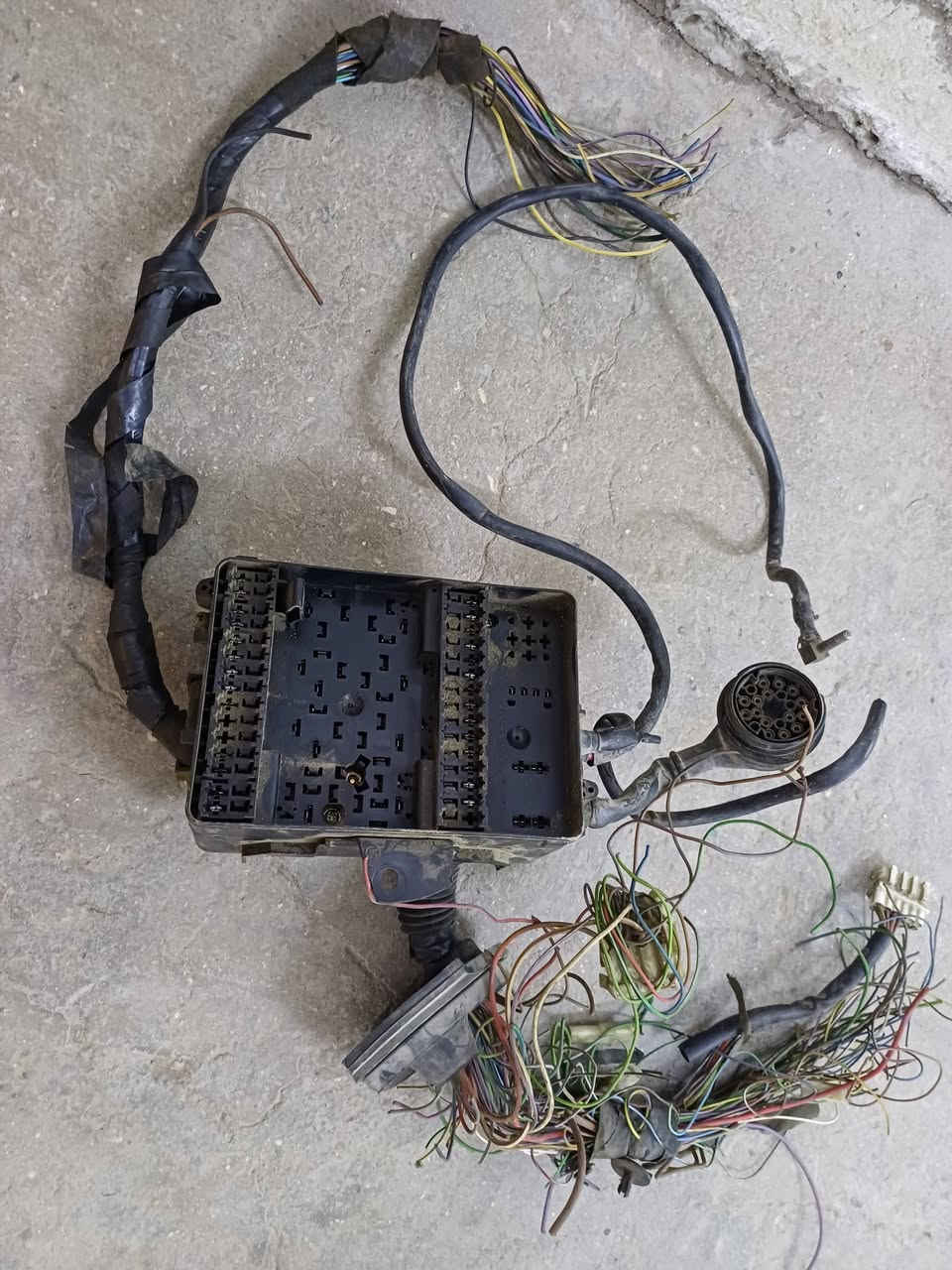 السلام عليكم شباب قاعده فيوزات زعره تبريدللبيع سعره ١٠٠للاتصال ***********
