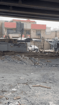 سلام عليكم دار للبيع تابع للسكك  مساحة الدار الكلية 125 م  في الشالجيه قرب مدرسه باب العلم قرب شارع المطار المثنى موقع الدار جيد قريب على العطيفيه الحريه ساحه عدن الكاظميه المنصور كله قريب   ثلاث مشتملات مفصولات بناء 2016 بحاله جيده  الاستفسار مع صاحب الدار *********** واتساب فقط
