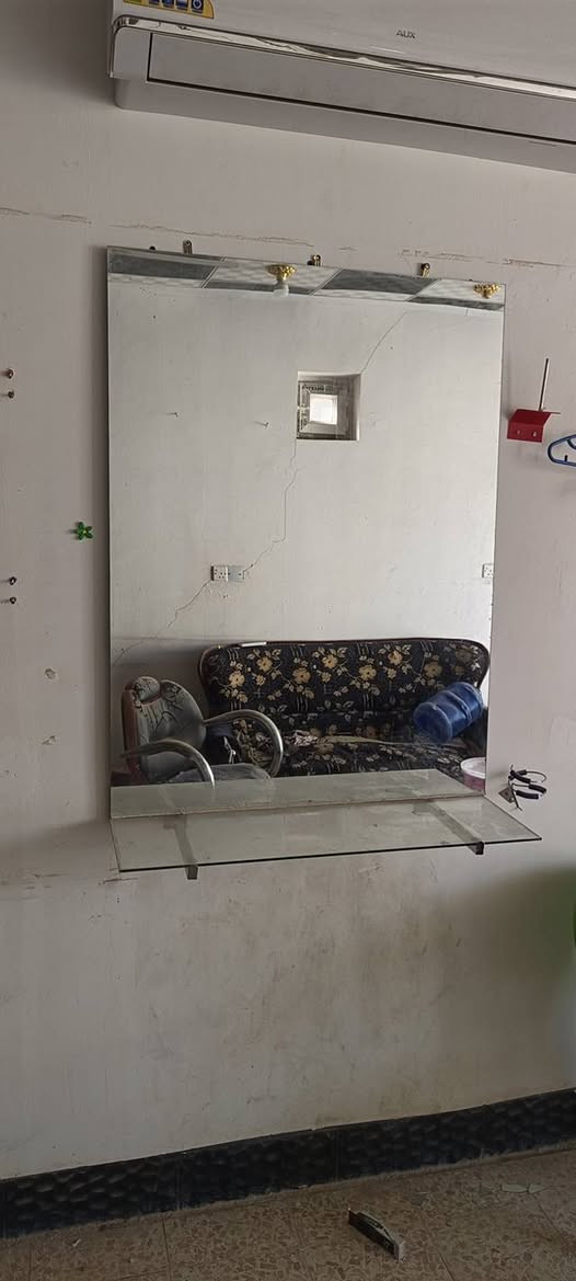 كراسي عدد 3 متربات 
ميز مرايه عدد 2 
العنوان النجف حي النداء شارع المجمعات 
اي استفسار التواصل ***********
