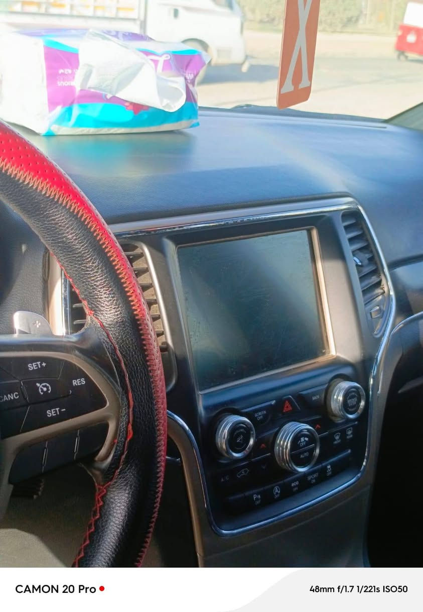 السلام عليكم ورحمه الله وبركاته
جيب شيروكي موديل 2017 وارد امريكي 
حادث موضح بل صور مكفول 
سياره جديده بمعنى الكلمه 
مواصفات فول 1/1 
رقم اربيل
كير جديد. حداديه جديد
سعرها 185
مكانها بغداد النهروان ***********
