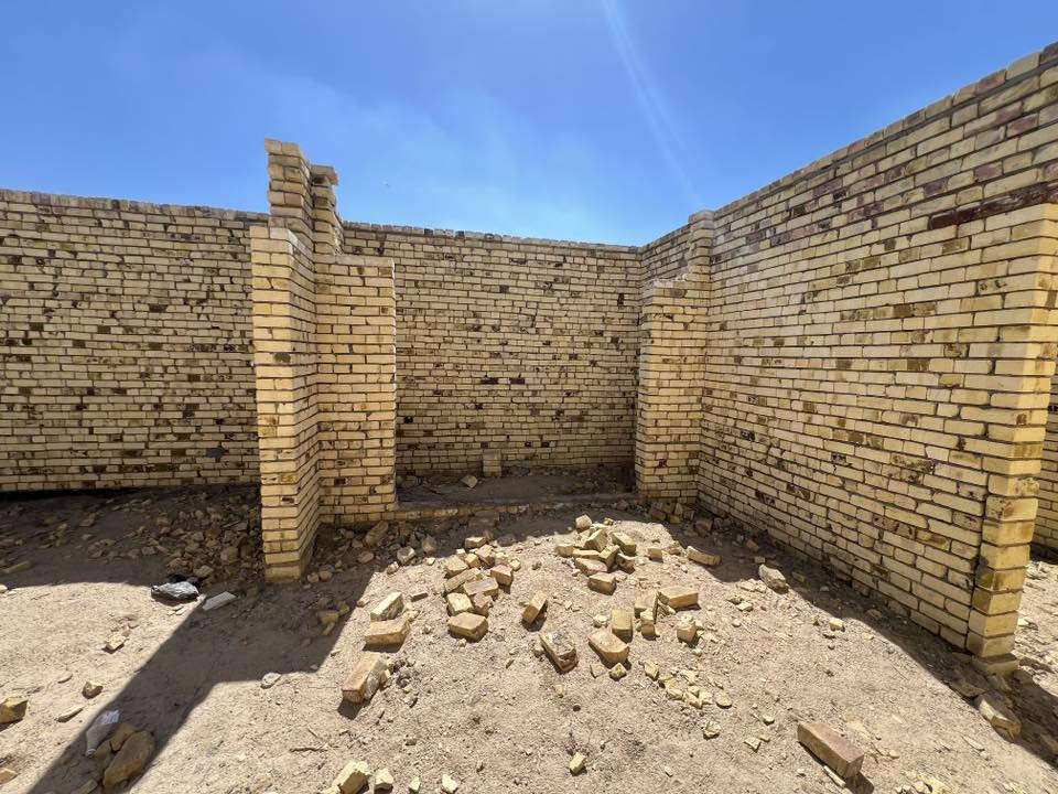 فرصة للسكن الراقي في حي الغدير! 🏠
للبيع هيكل بناء حديث بتصميم مميز (خريطة حلوة).
• الموقع: الحلة - الوردية - حي الغدير (قرب مستشفى الكفيل والشارع العام) 📍
• المساحة: 200 متر (طابو زراعي سند 25) 📄
• التوزيع الداخلي: غرفتين نوم + صالة + مطبخ + كلدور + مجمع صحي + كراج 🚗
• الخدمات المتوفرة: تبليط، كهرباء، ومجاري (المنطقة مخدومة بالكامل) ⚡️
السعر: 77 مليون دينار (مع مجال بسيط للشراي) 💰
للتواصل والاستفسار، يرجى مراجعة المكتب أو الاتصال على:
📞 *********** | ***********
