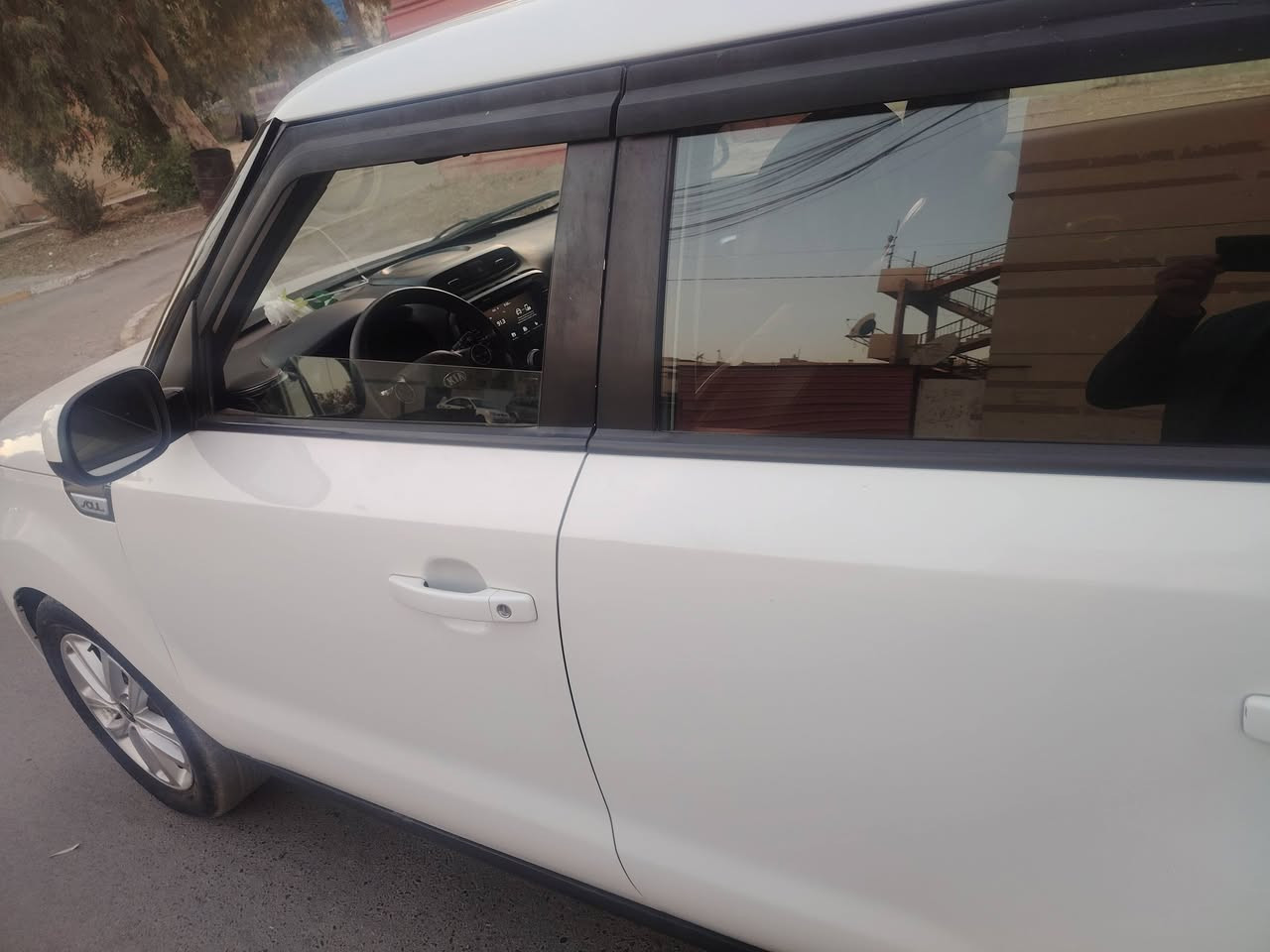 السلام عليكم سياره كيا صول للبيع موديل ٢٠١٨ ابيض بها جاملخ امامي سايق وسكن مع بونيد صبغ مع شبر بلباب سكن صبخ ومكينه مفتوح حجم ٢٠  سعره ١١٥ وبها مجال اتصال برقم *********** رقم سياره سليمانيه
